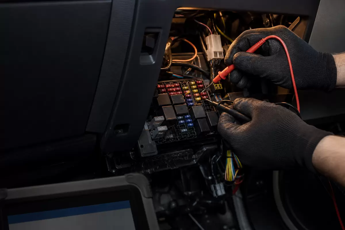 Autoelektričar ispituje osigurače i električnu instalaciju vozila