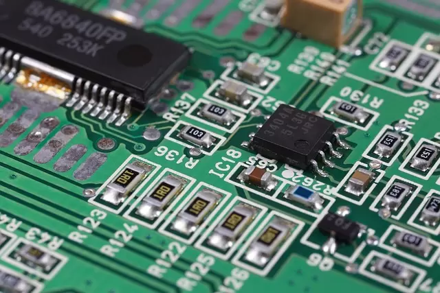 Elektronička pločica i precizni sklopovi