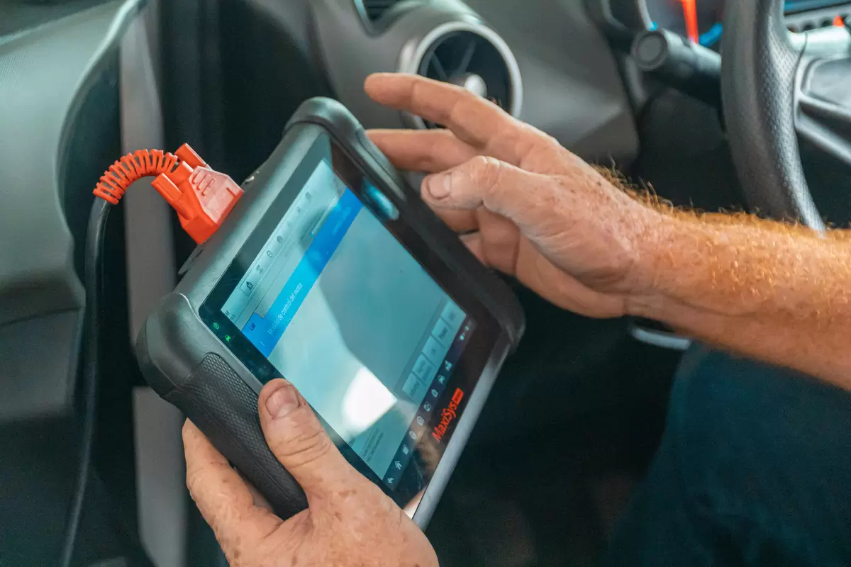 Dijagnostički uređaj povezan s elektroničkim sustavom vozila